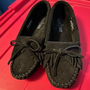 Minnetonka Women’s Kilty Moc in Black size 5